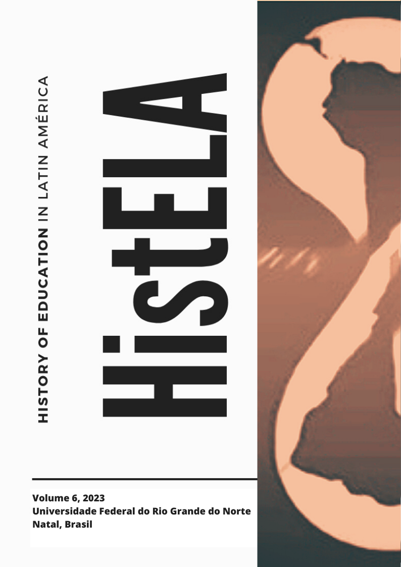 Capa da Revista em tons de laranja e branco e letras pretas. No lado direito há uma imagem de dois mapas da América Latina, um virado para cima e outro para baixo, formando a imagem de uma ampulheta.