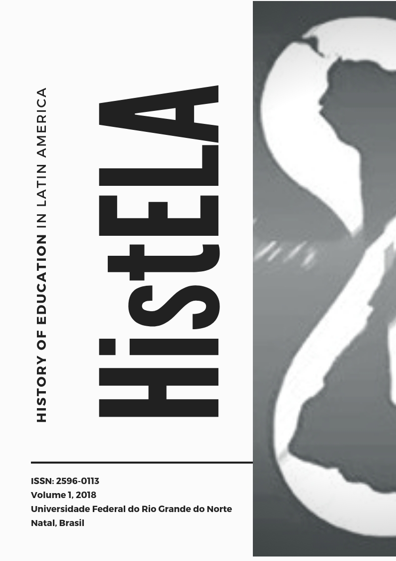 Capa da Revista em tons de cinza. No lado direito há uma imagem de dois mapas da América Latina, um virado para cima e outro para baixo,  formando a imagem de uma ampulheta.